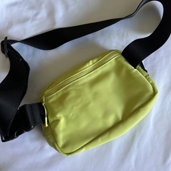 💛 Lululemon OG Everywhere Belt Bag - Lemon Vibe - Picture 2 of 8